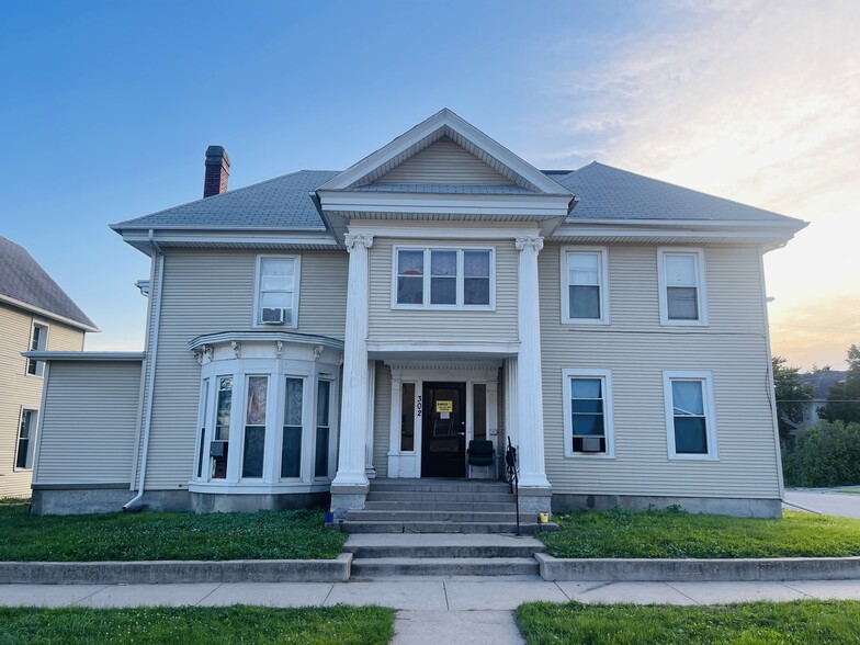 Building Photo - 302 S 8th St