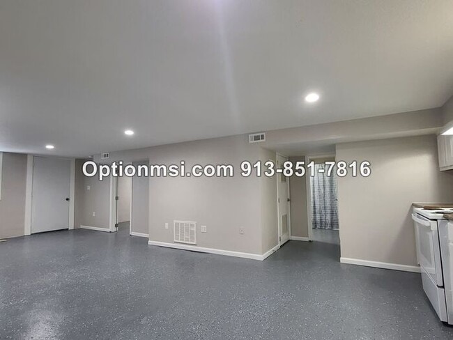 Building Photo - Available NOW in Harrisonville!!