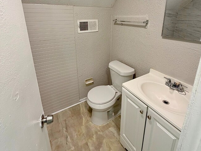Building Photo - 1111 Canary Ln