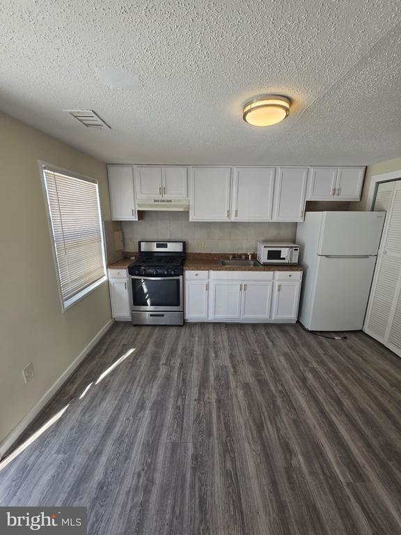 Building Photo - 1835 Village Green Dr