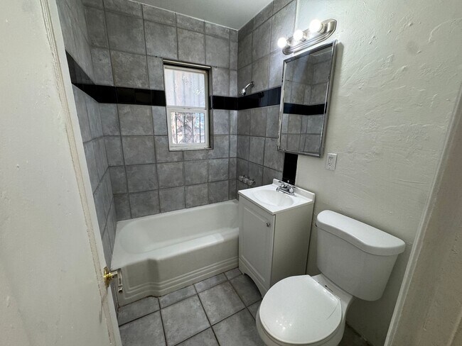 Building Photo - 1109 Hillside Pl