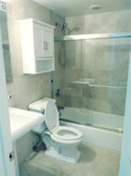 Building Photo - 1864 NE 46th St