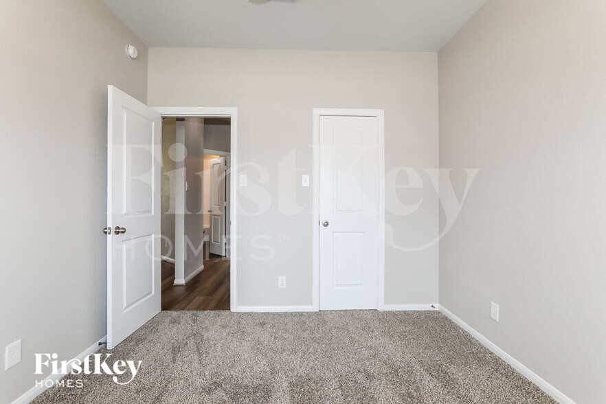 Building Photo - 811 Steam Rdg Ln