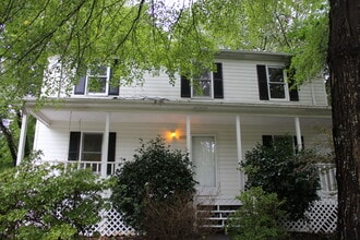 Building Photo - LARGE Bedrooms and Huge Closets at 5097 Hu...