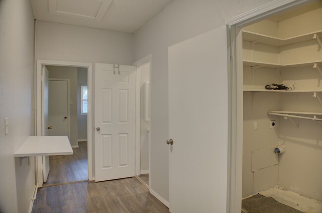 Building Photo - Recently Updated West Tulsa Home!