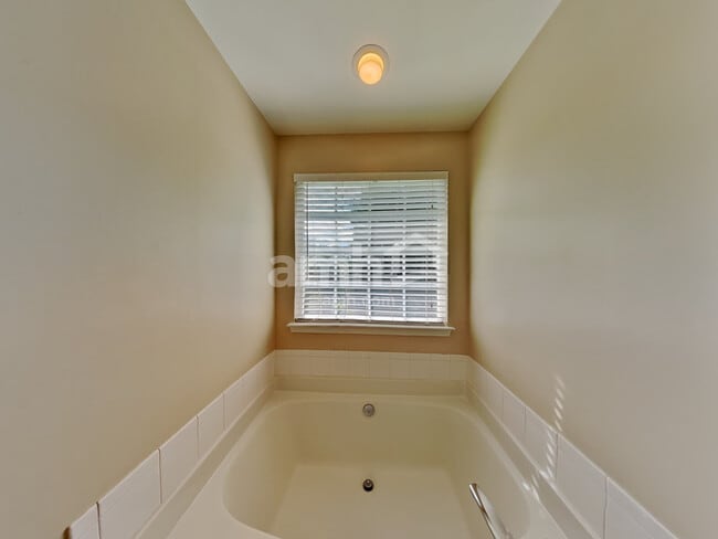 Building Photo - 6862 Babbling Brook Ln