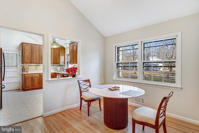 Building Photo - 9232 Forest Haven Dr