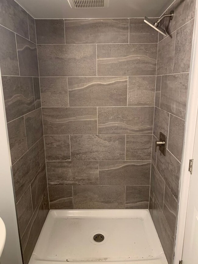 Building Photo - Totally Updated 3 bed, 3 bath, AMAZING loc...