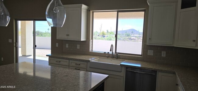 Building Photo - 839 W Hermosa Dr