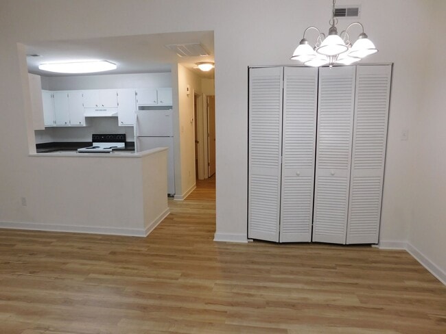 Building Photo - 1522 College Way