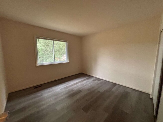 Building Photo - Charming Townhome in Prime Annandale Location