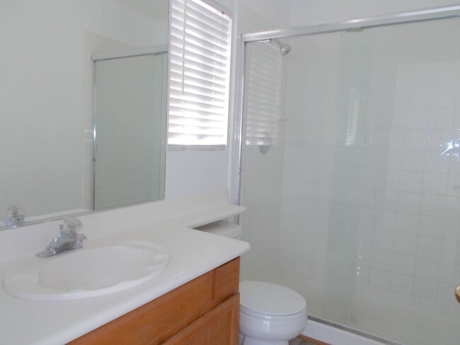 Building Photo - Spacious 4-Bedroom, 2.5-Bathroom Home – Fr...