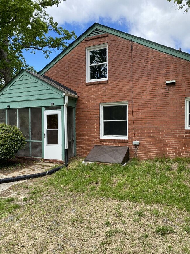 Building Photo - 3 Bedroom two bath in Lindley Park