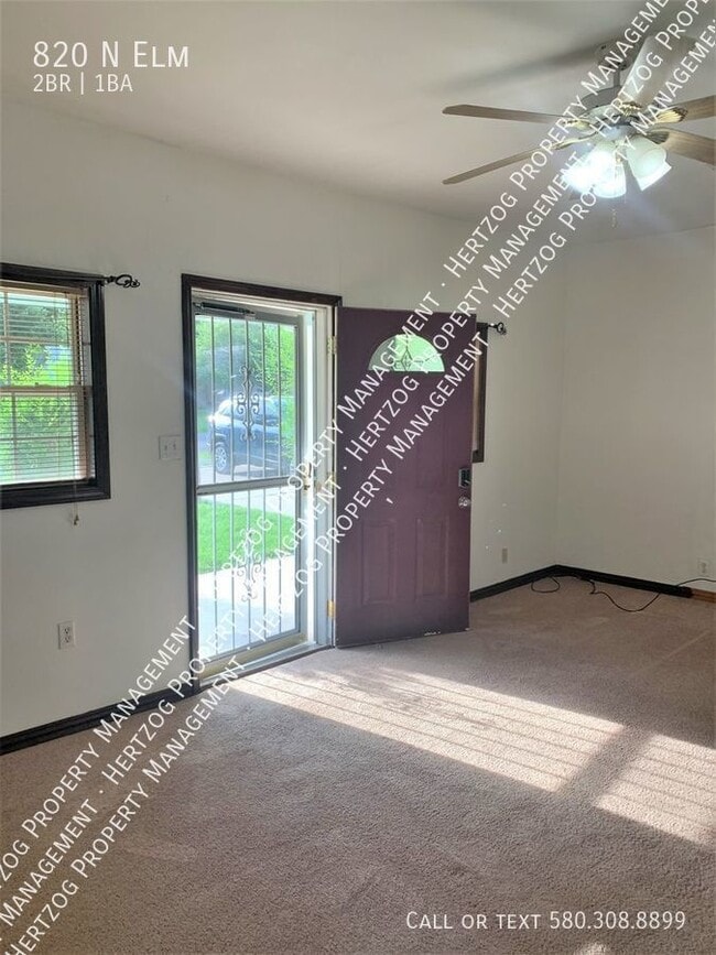 Building Photo - 820 N Elm-