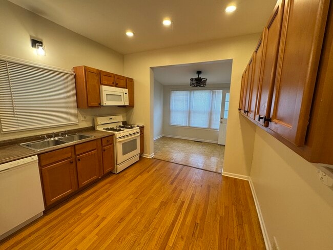 Building Photo - 5146 W Dakin St