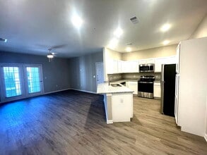 Building Photo - 300 Willow Grv Wy