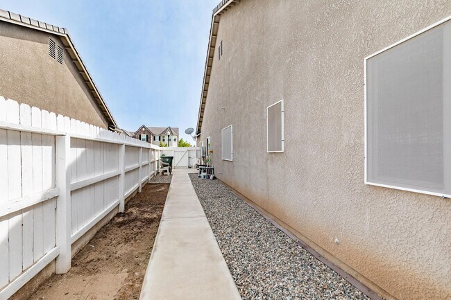 Building Photo - Amazing 3 Bedroom+Flex Room/2 Bath/3 Car G...