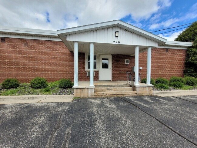 Primary Photo - 220 Robbins St