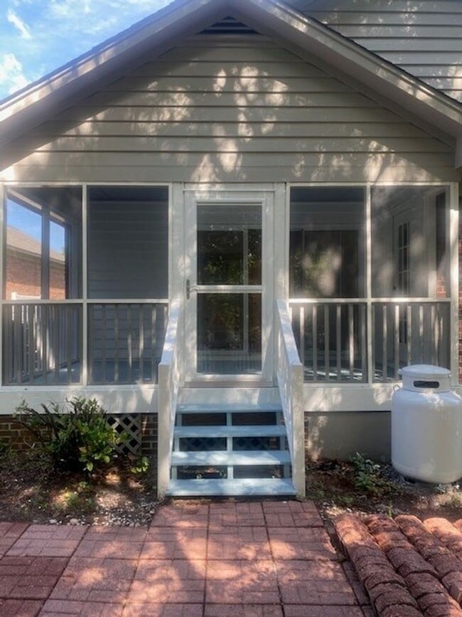 Building Photo - Welcome to this beautiful 3 bedroom, 2 bat...