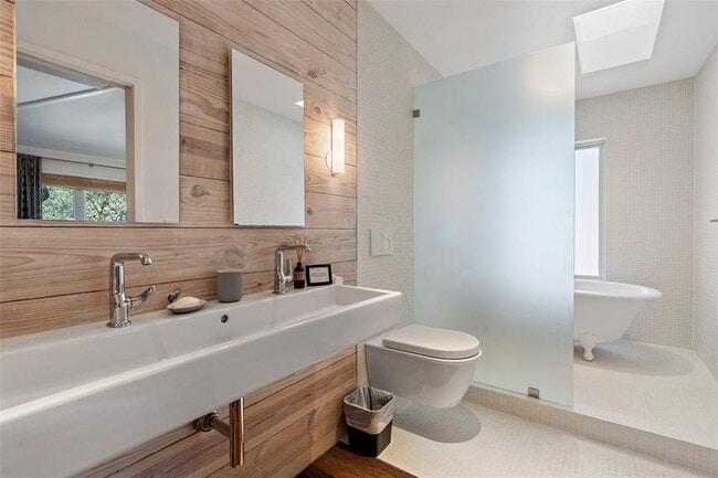 Building Photo - 2202 Montclaire St