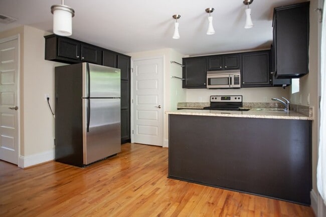 Building Photo - Sleek & Sun-Drenched 2BR Townhouse in Heart of Carrboro