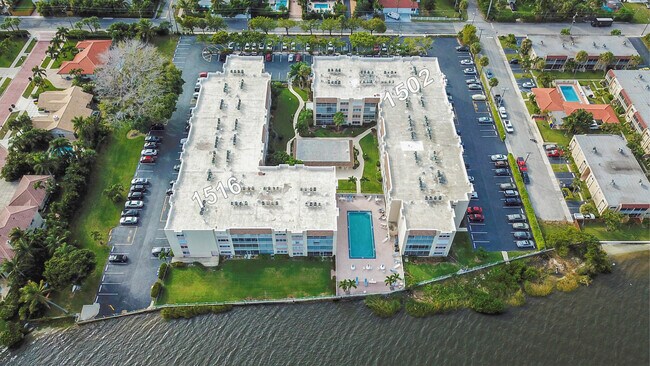 Building Photo - 1502 S Lakeside Dr