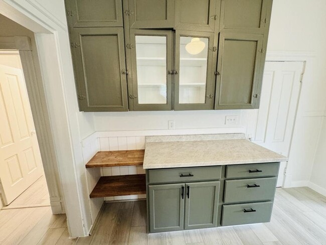 Building Photo - 821 1/2 N Ewing St