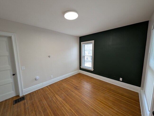 Building Photo - 29 Strathallan Park