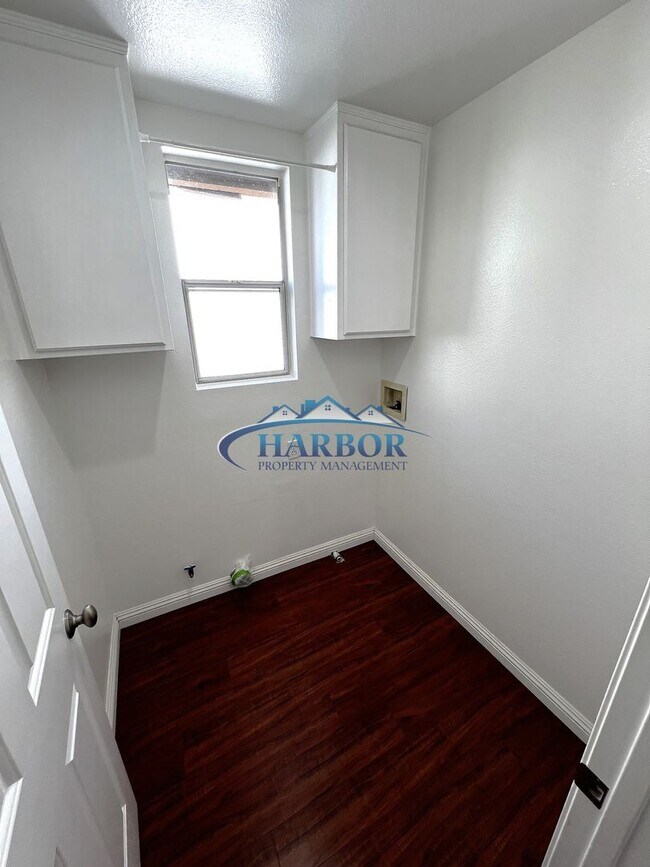 Building Photo - For Lease: 3 Bed, 2.5 Bath in Gated Parksi...