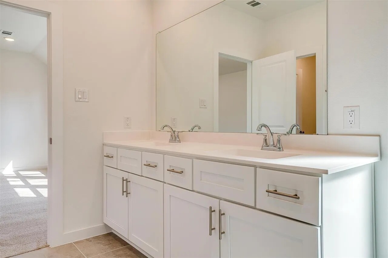 Master bathroom - 4524 Hogans Alley Dr