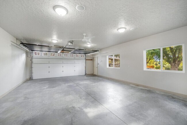 Building Photo - 2412 S Sheffield Cir