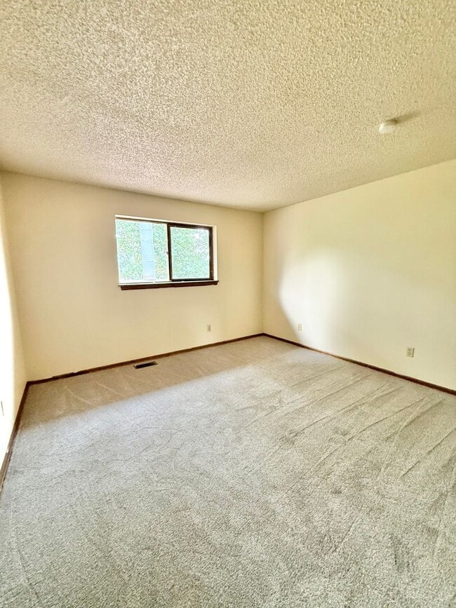Building Photo - 499 Forest Edge Ln