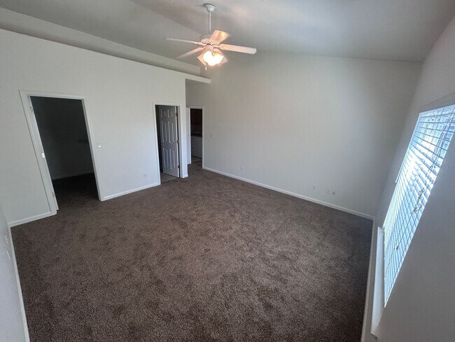 Building Photo - 3 bedroom 2 bath in Lemoore with SOLAR!