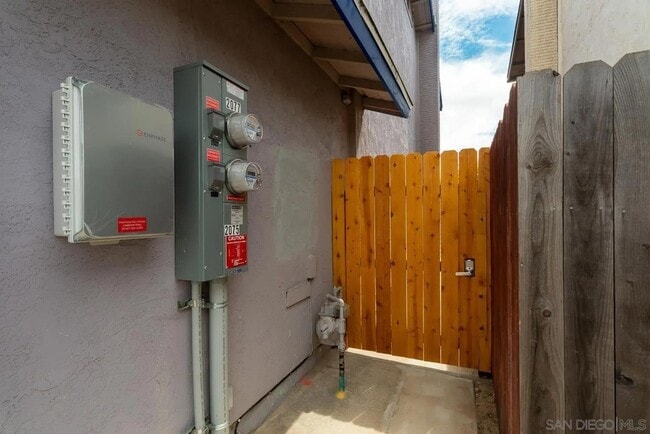 Building Photo - 2077 Grove Ave