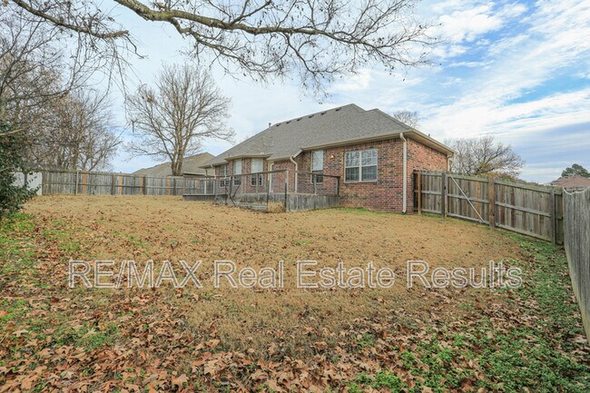 Building Photo - 303 NW Palomino St