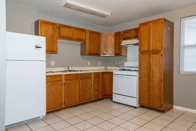 Building Photo - Centrally located bungalow!