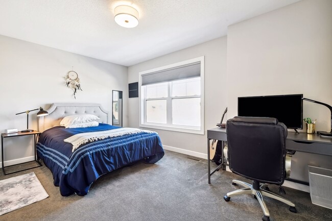 Building Photo - 2275 Lakeshore Point Dr N E