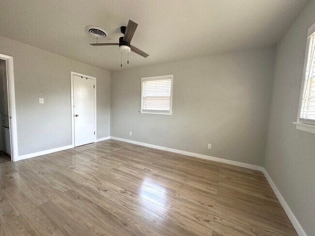 Building Photo - 2009 43rd St