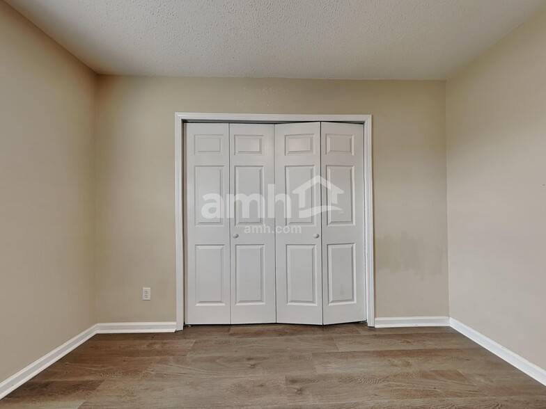 Building Photo - 20 Willow Lakes Dr