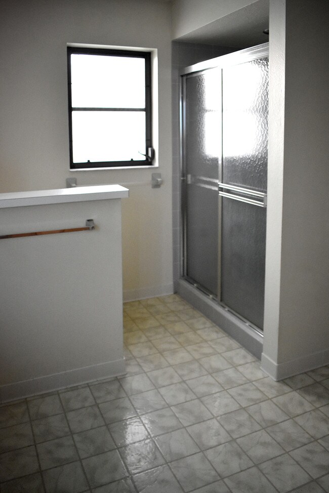 Master Shower - 107 Hourglass Dr