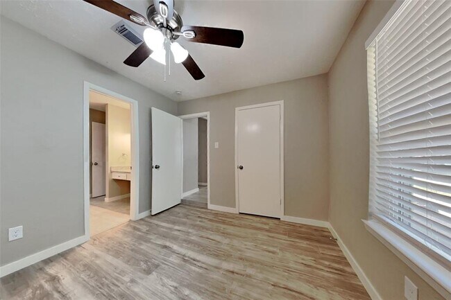 Building Photo - 10207 Horseshoe Bend Dr