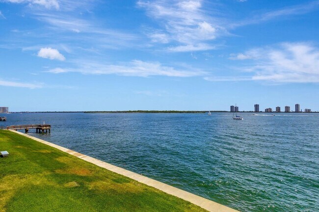 Building Photo - 100 Shore Ct