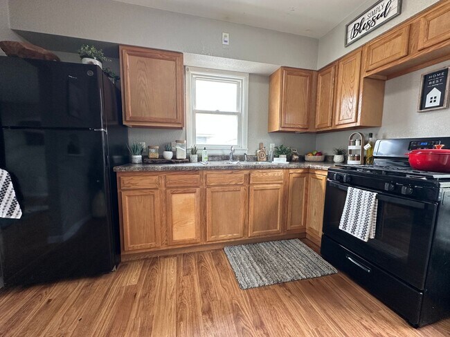 Building Photo - 3 bed, 1 1/2 bath Home for rent in Elk Run Heights