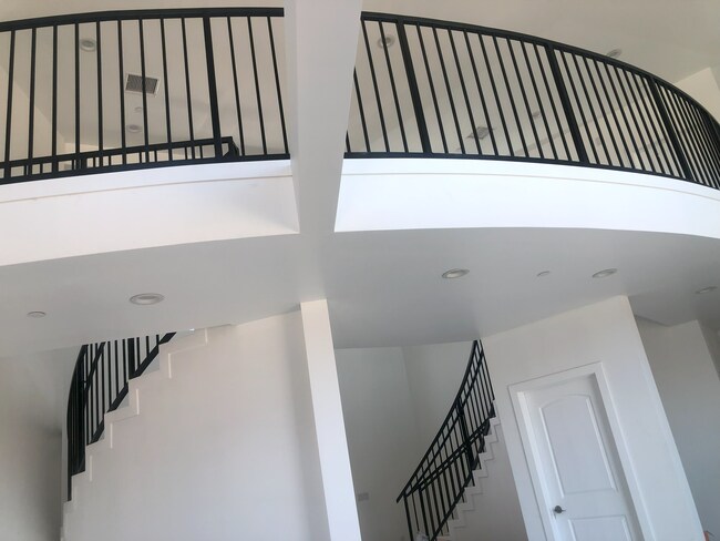 Main entrance staircase - 470 Shasta Pl