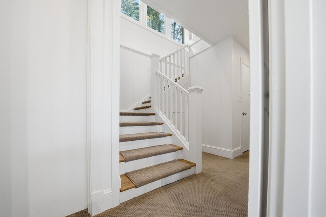 Building Photo - Three bedroom and Two Bathroom home in Portland Heights! Gourmet Kitchen and incredible natural L...