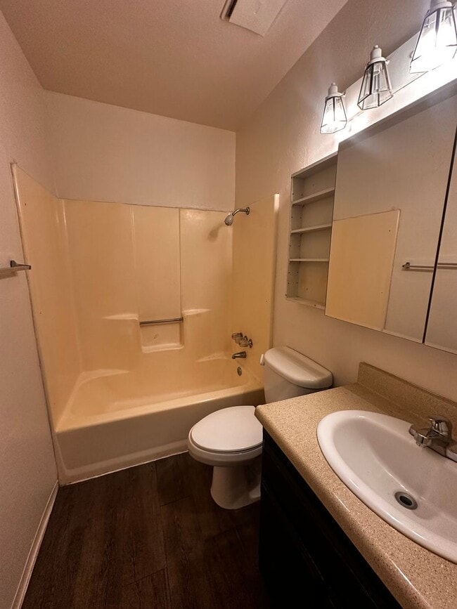 Building Photo - 2 bed 1 bath Apartment