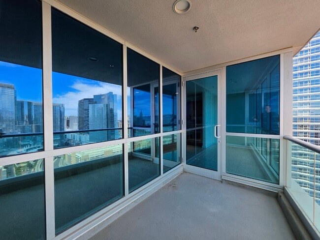 Building Photo - Fantastice High Rise with Full City Views!