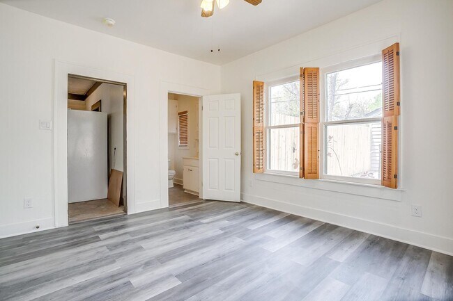 Building Photo - Well Maintained 3 Bed, 2 Bath in Establish...