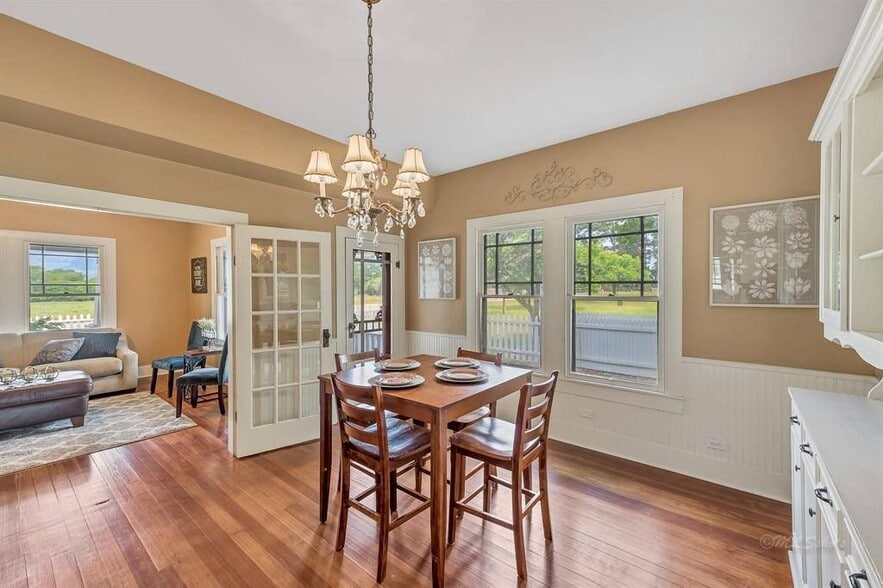 Dining Room - 10152 FM949