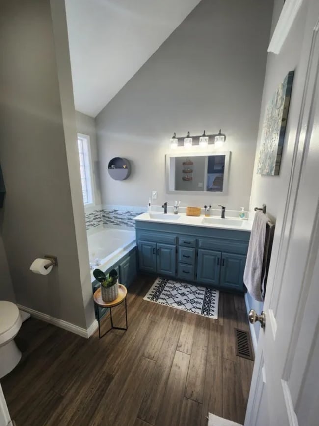 Master bathroom - 411 Bayview Dr